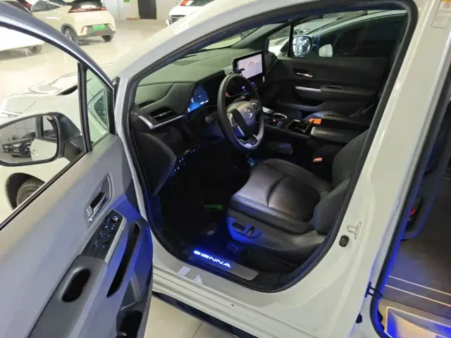 Toyota Sienna — Фото автомобиля 15