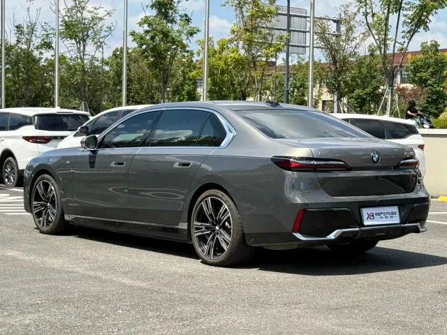 BMW i7 — Фото автомобиля 9