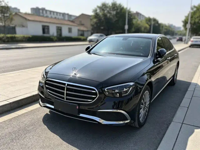 Фотография автомобиля — Mercedes-Benz E-Class