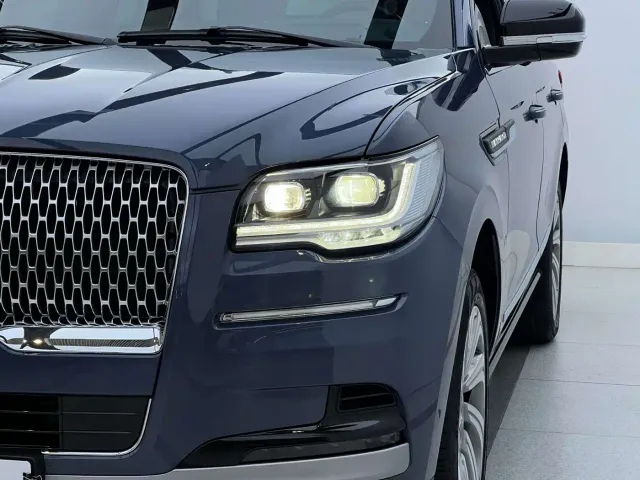 Lincoln Navigator — Фото автомобиля 2