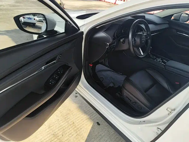 Mazda Axela — Фото автомобиля 15