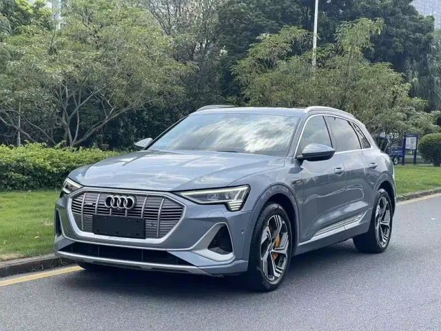 Фотография автомобиля — Audi e-tron