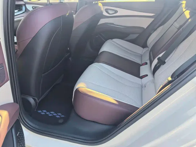 BYD Seal 07 DM-i — Фото автомобиля 10