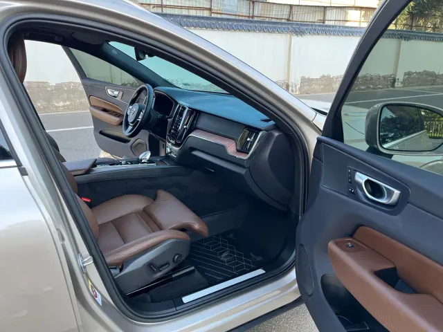 Volvo XC60 — Фото автомобиля 5