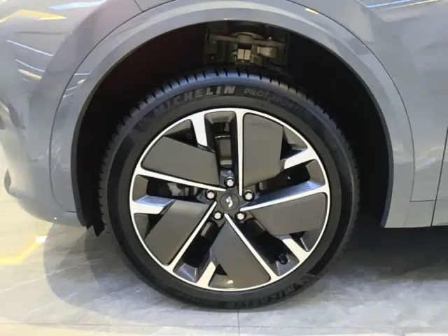 Li Auto L7 — Фото автомобиля 22