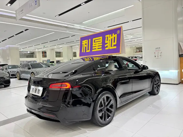 Tesla Model S — Фото автомобиля 4