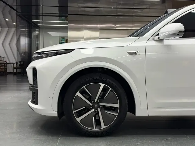 Li Auto L7 — Фото автомобиля 16