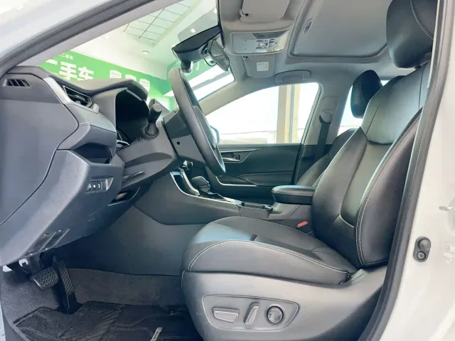Toyota RAV4 — Фото автомобиля 7