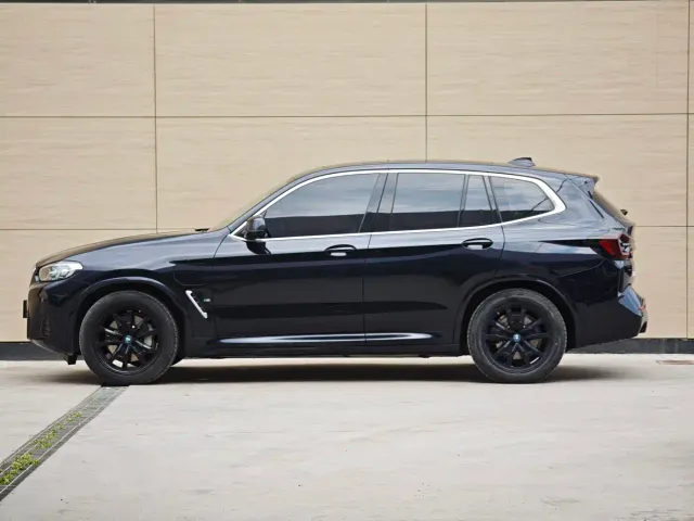 BMW iX3 — Фото автомобиля 2