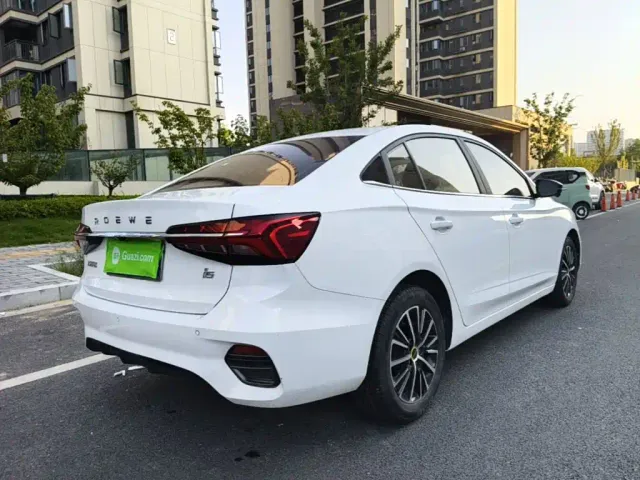 Roewe i5 — Фото автомобиля 6
