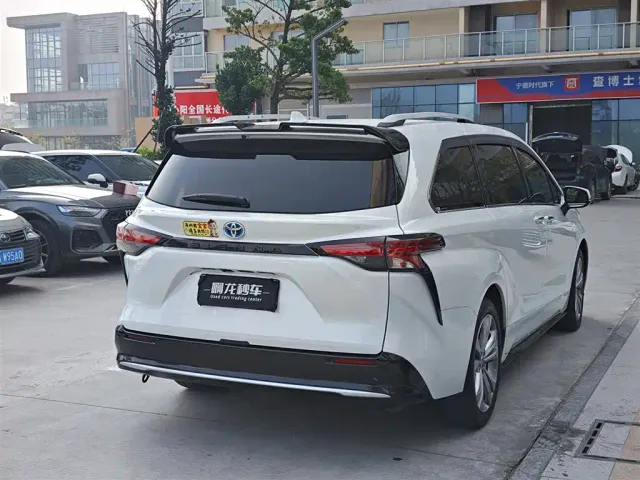 Toyota Sienna — Фото автомобиля 9