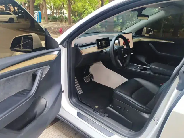 Tesla Model Y — Фото автомобиля 11