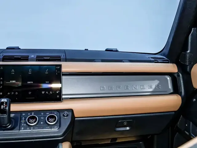 Land Rover Defender — Фото автомобиля 28