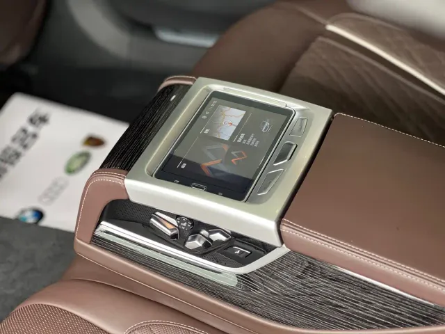 BMW 7 Series — Фото автомобиля 14