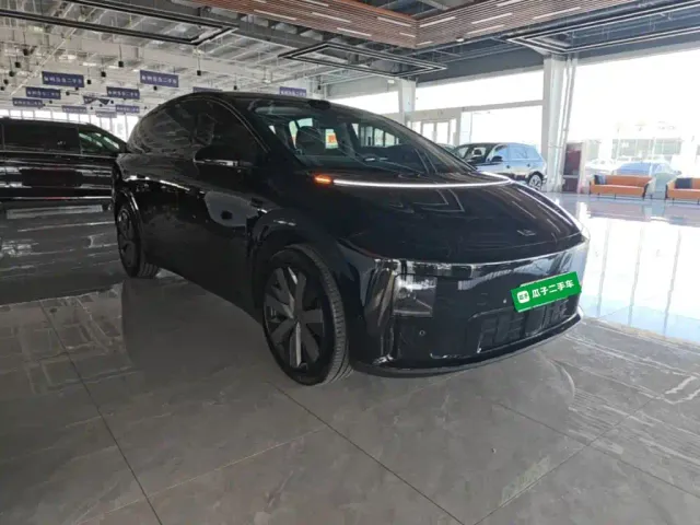 Li Auto i8 — Фото автомобиля 3