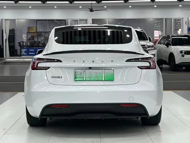 Tesla Model 3 — Фото автомобиля 8