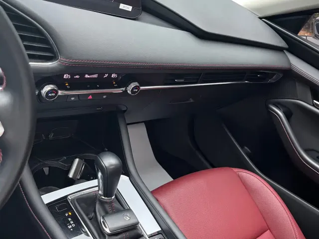 Mazda Axela — Фото автомобиля 10