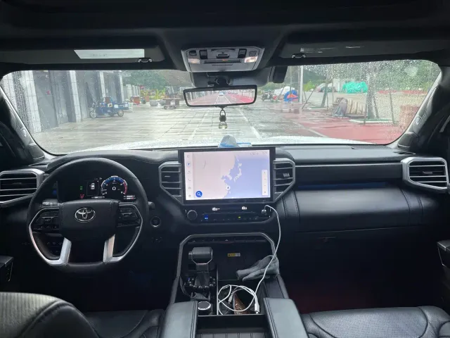 Toyota Sequoia — Фото автомобиля 9