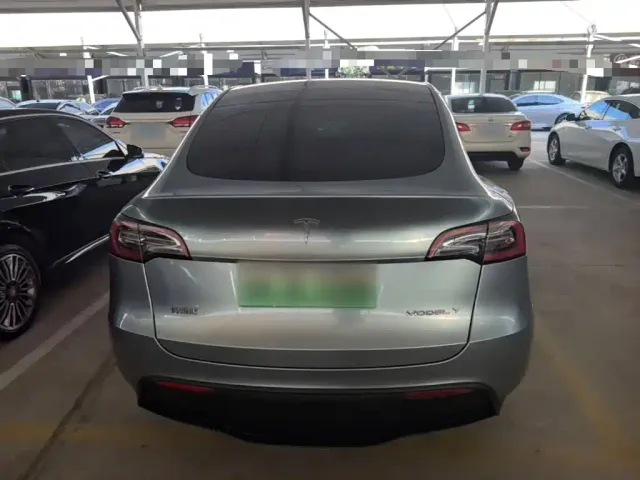 Tesla Model Y — Фото автомобиля 5