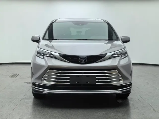 Toyota Sienna — Фото автомобиля 2