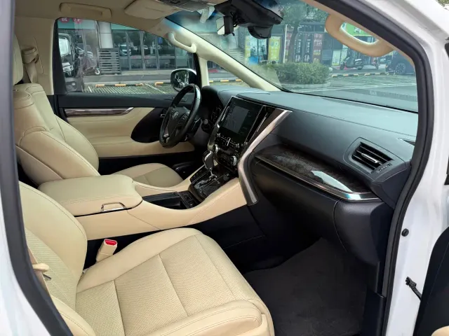 Toyota Alphard — Фото автомобиля 11