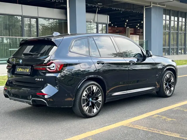 BMW iX3 — Фото автомобиля 7