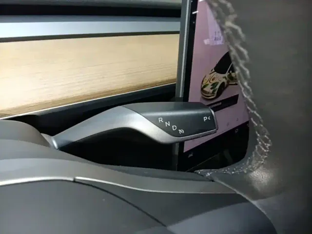 Tesla Model 3 — Фото автомобиля 13