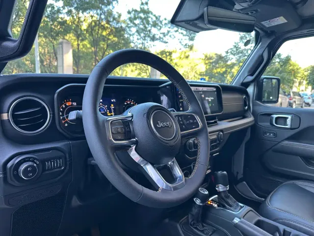 Jeep Wrangler — Фото автомобиля 11
