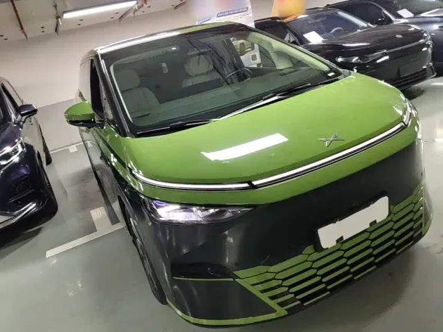 Xpeng X9 — Фото автомобиля 3