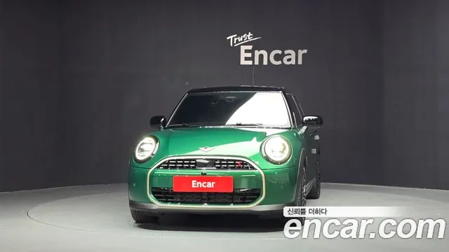 MINI Cooper Generation 4 — Фото автомобиля 3