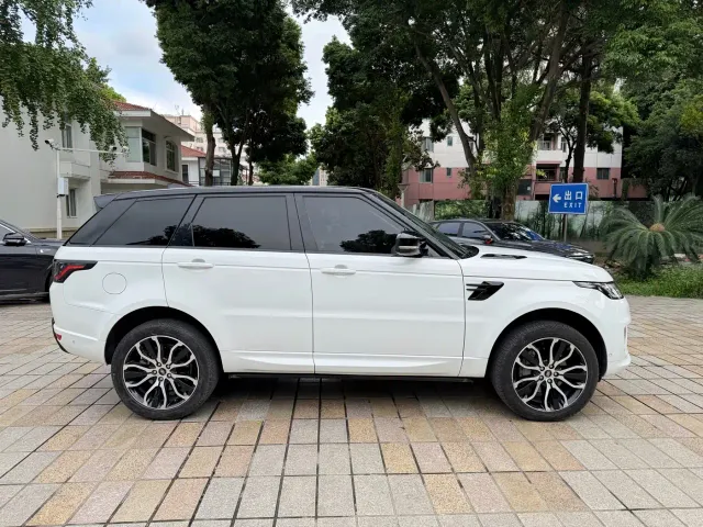Land Rover Range Rover Sport 2022 3.0 L6 Gloss Black Edition — Фото автомобиля 3