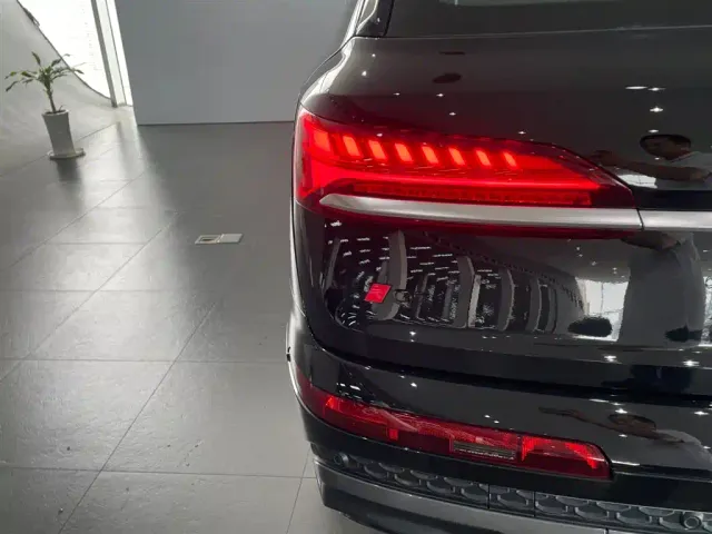Audi Q7 — Фото автомобиля 9
