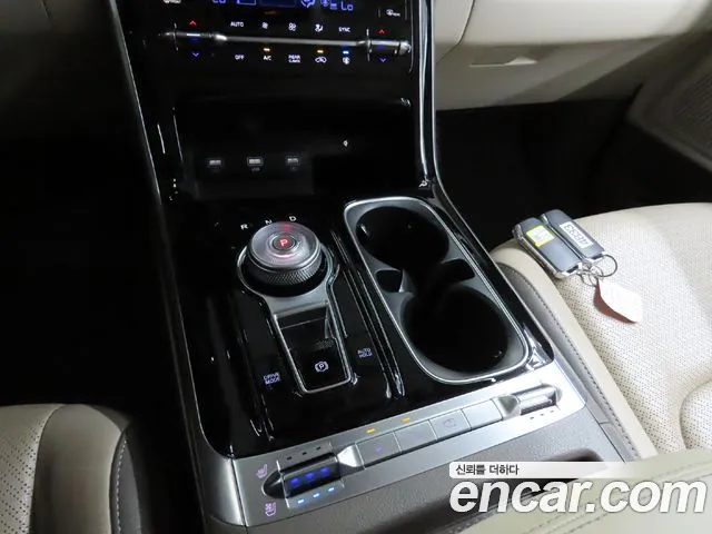Kia Carnival Generation 4 — Фото автомобиля 13
