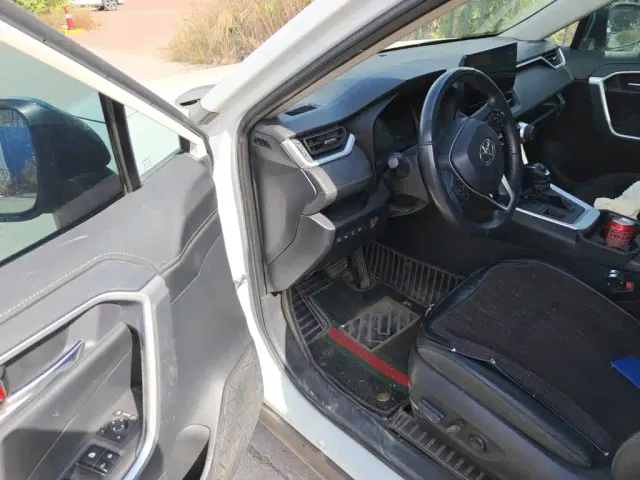 Toyota RAV4 — Фото автомобиля 12