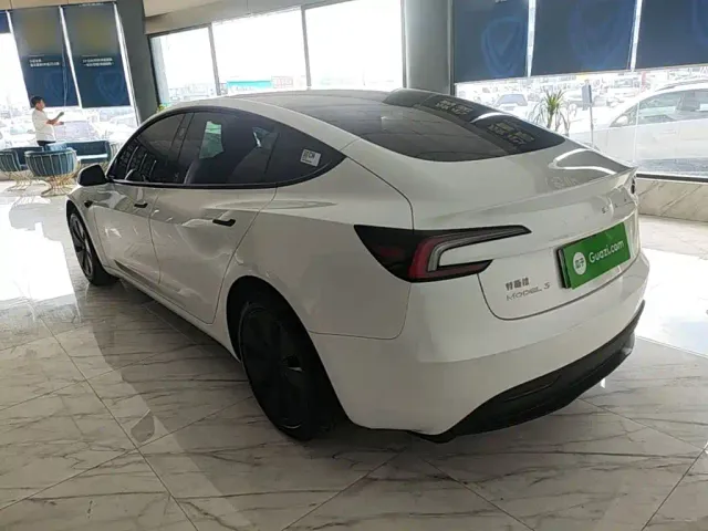 Tesla Model 3 — Фото автомобиля 4