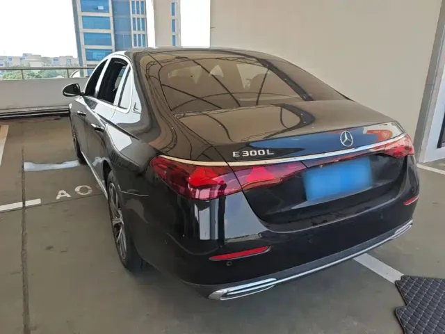 Mercedes-Benz E-Class — Фото автомобиля 4