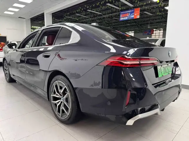 BMW i5 — Фото автомобиля 7