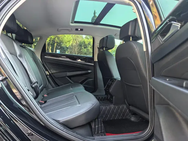 Volkswagen Passat — Фото автомобиля 15