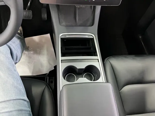 Tesla Model Y — Фото автомобиля 11