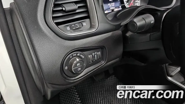 Jeep Renegade — Фото автомобиля 30