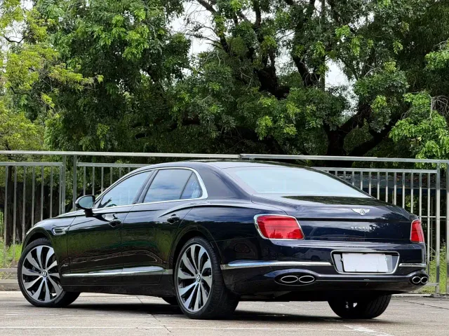 Bentley Flying Spur — Фото автомобиля 16