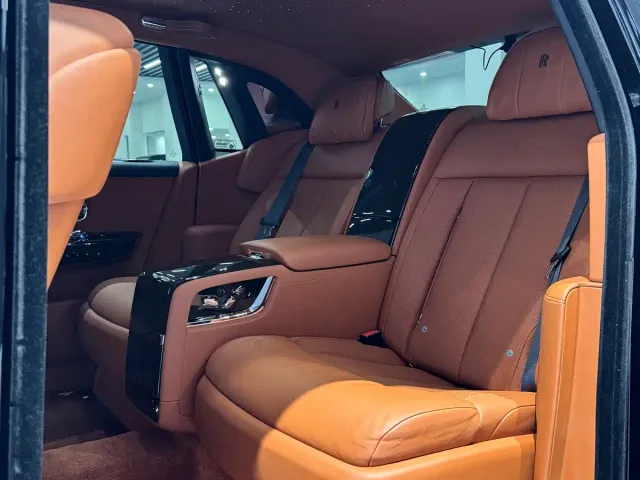 Rolls-Royce Phantom — Фото автомобиля 13