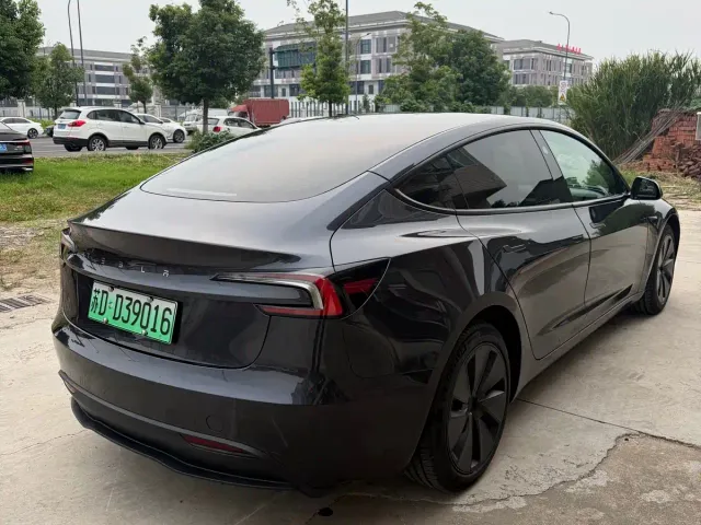 Tesla Model 3 — Фото автомобиля 5