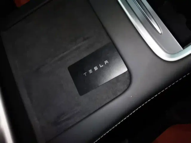 Tesla Model Y — Фото автомобиля 8