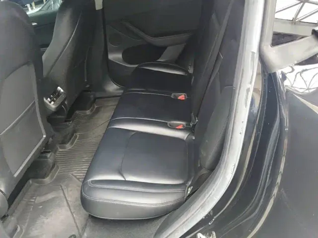 Tesla Model Y — Фото автомобиля 16