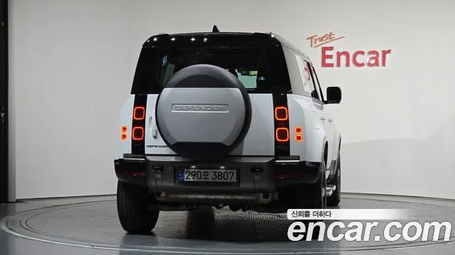 Land Rover Defender Defender (L663) 110 P300 X-Dynamic SE — Фото автомобиля 4