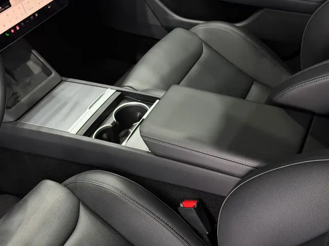 Tesla Model 3 — Фото автомобиля 8