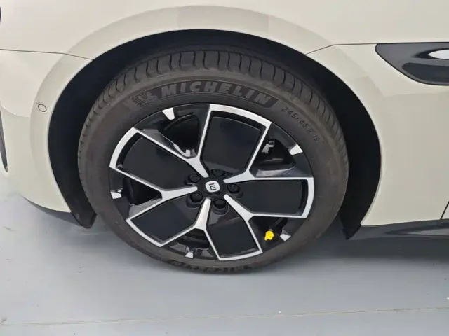 Xiaomi SU7 — Фото автомобиля 22