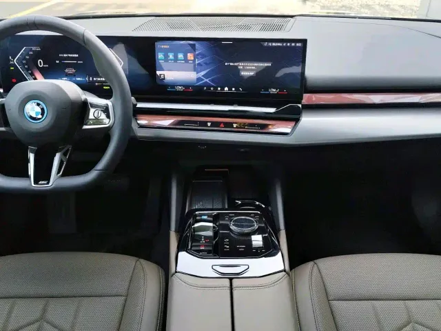 BMW i5 — Фото автомобиля 10