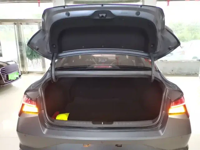 Hyundai Elantra — Фото автомобиля 18